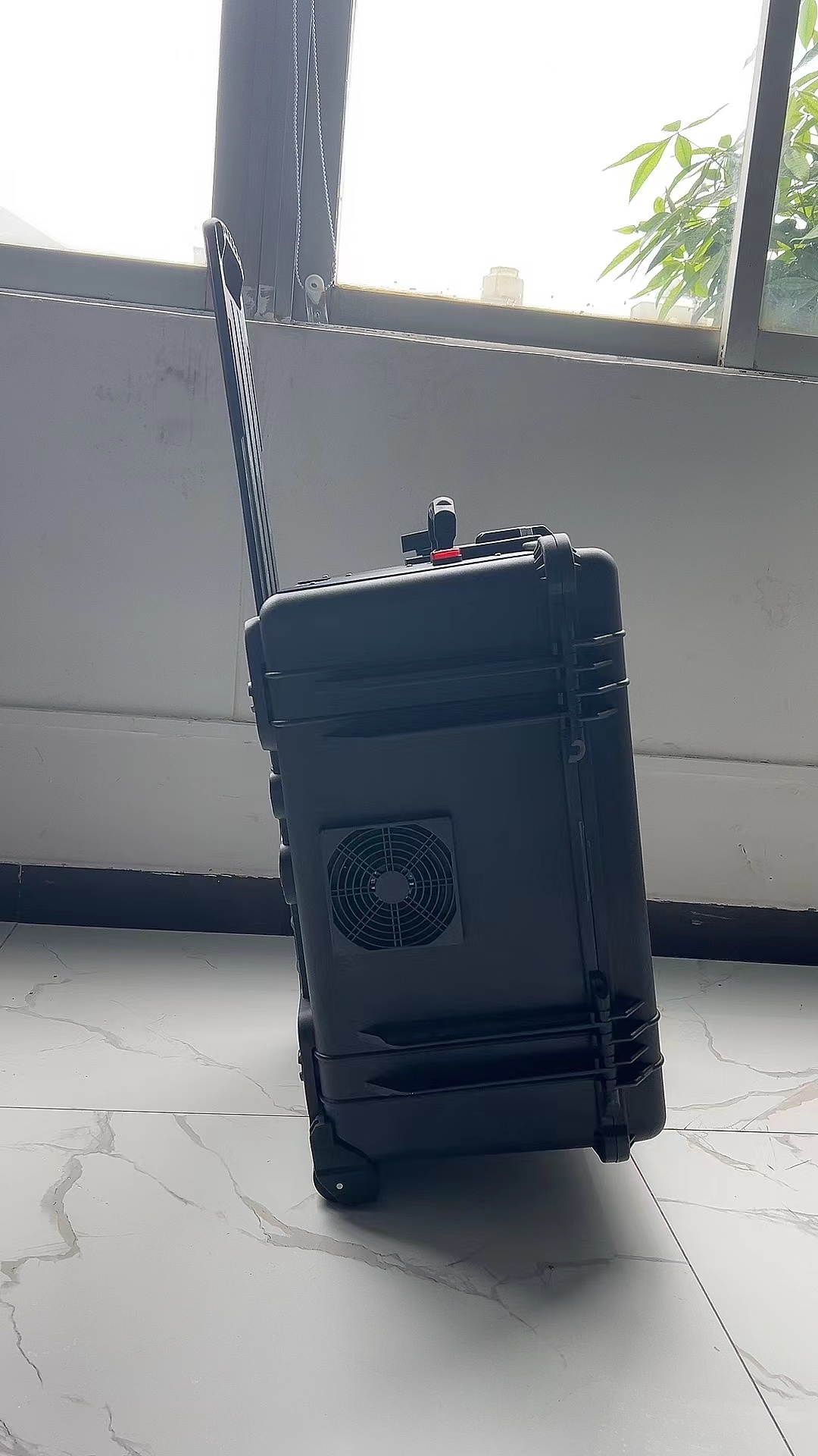 宝丰手拉箱型移动通信干扰器